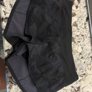 Lululemon Size 6 - black Camo Speed up Short
